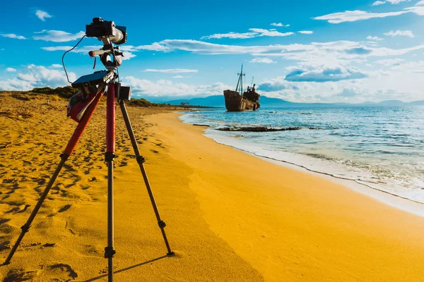 Tripodun Üzerindeki Profesyonel Kamera Paslı Gemi Enkazı Ile Kıyı Şeridinden — Stok fotoğraf