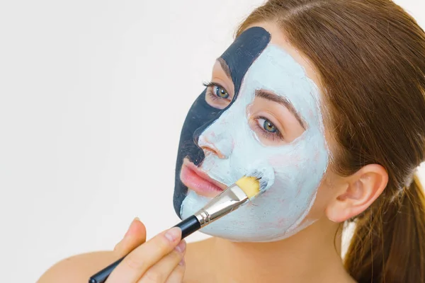 Mujer Con Carbo Arcilla Máscara Negra Media Cara Aplicando Barro —  Fotos de Stock