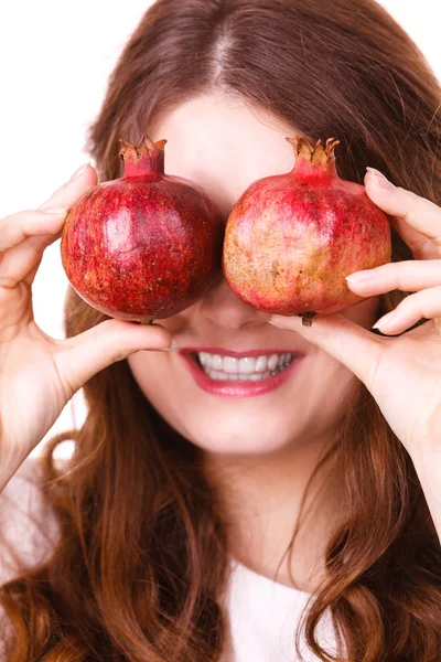 Radostná Mladá Žena Hrající Ovocem Granátového Jablka Izolovaná Bílém Zdravé — Stock fotografie