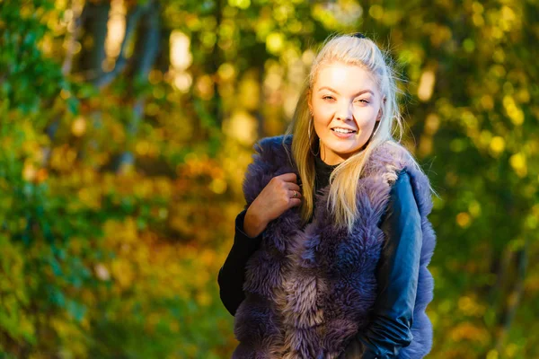 Frau Modischen Outfit Mit Kunstpelzmantel Spaziert Durch Herbstlichen Park — Stockfoto