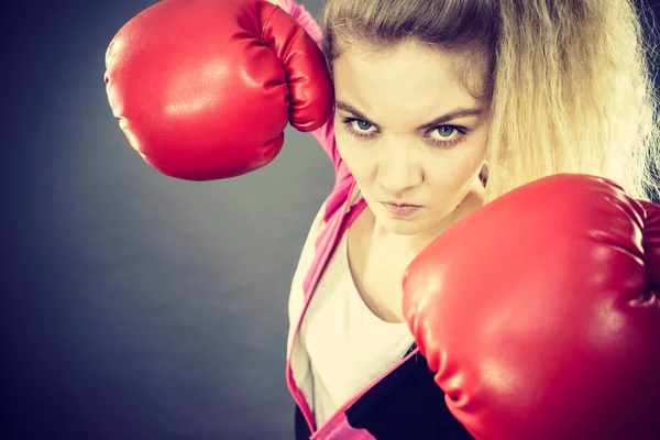 怒气冲冲的女人戴着红色拳击手套打斗 黑暗背景下的工作室拍摄 — 图库照片