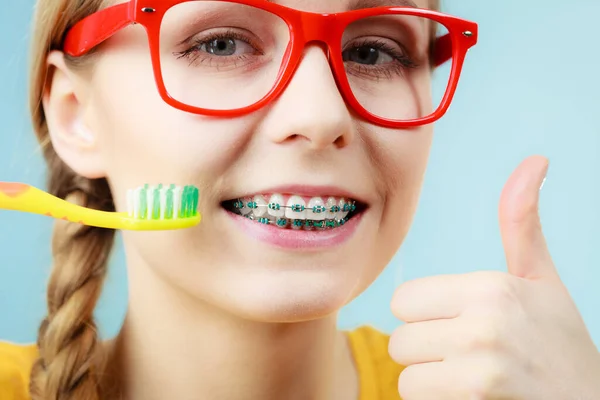 Conceito Dentista Ortodontista Jovem Com Aparelho Azul Limpando Escovando Dentes — Fotografia de Stock