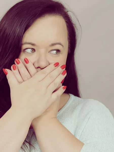 Die Erwachsene Frau Zeigt Schweigen Eine Geste Der Scham Die — Stockfoto