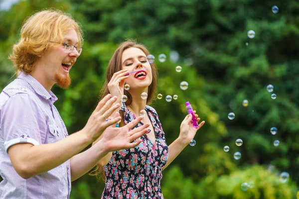 Concepto Felicidad Despreocupación Mujer Joven Hombre Que Divierten Soplando Burbujas —  Fotos de Stock