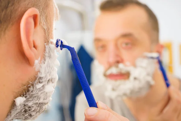 Uomo Con Sacco Schiuma Barba Sul Viso Piedi Bagno Guardando — Foto Stock