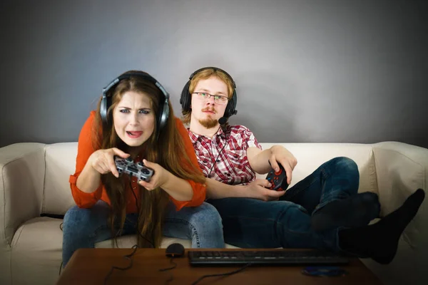 Casal Feliz Desfrutando Tempo Lazer Jogando Jogos Vídeo Juntos Estúdio — Fotografia de Stock