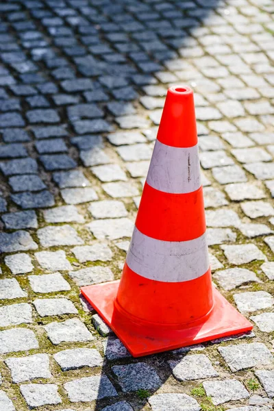 Turuncu Beyaz Trafik Koni Ayakta Şehir Kaldırımda Güneş Işığı Ile — Stok fotoğraf