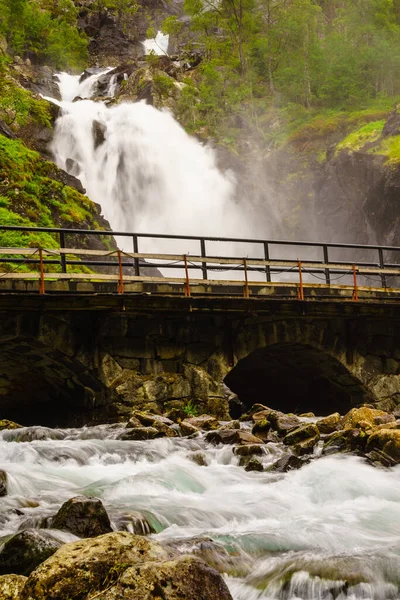 挪威的风景 挪威Odda Hordaland的瀑布Latefoss Latefossen与石拱桥公路 国家旅游Hardanger路13 — 图库照片