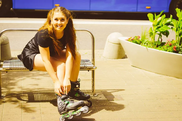 ローラースケートに身を包んだ幸せな若い女性 都会で夏を楽しんでいる女性 — ストック写真