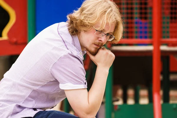 Nerdy Grappige Kerel Speelplaats Wordt Geïrriteerd Bezorgd Man Met Ernstige — Stockfoto