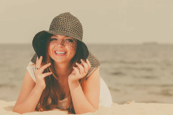 Concepto Accesorios Atuendo Verano Mujer Pelirroja Feliz Con Gran Sombrero —  Fotos de Stock