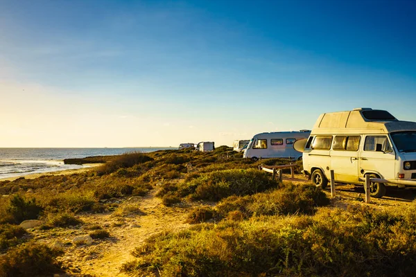 多くのキャンパー スペインの地中海沿岸のレクリエーション車両 自然のビーチでキャンプ モーターホームでの休暇と旅行 — ストック写真