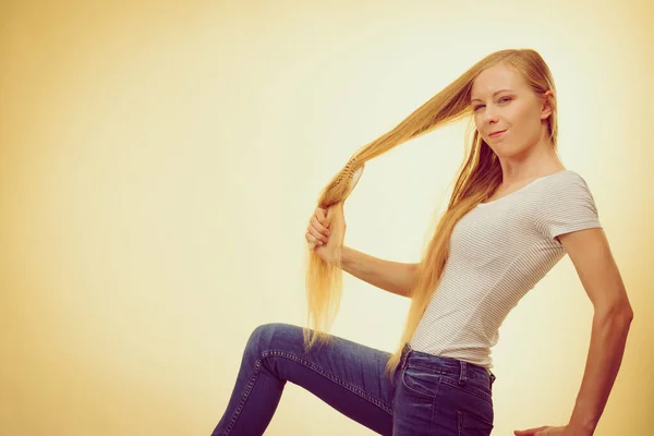 用刷子梳理长发的金发女人 正在照顾的少女使她的发型焕然一新 理发概念 — 图库照片