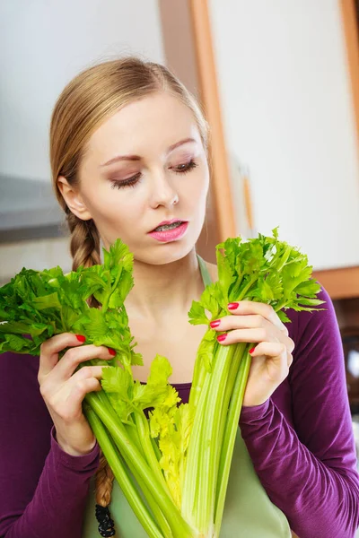 Žena Kuchyni Drží Zelený Čerstvý Celer Mladá Hospodyně Vaří Zdravé — Stock fotografie