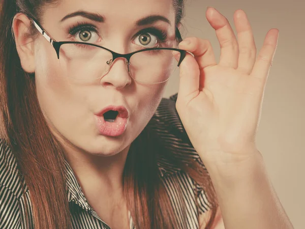 Retrato Cerca Una Mujer Negocios Feliz Con Anteojos Camisa Gris — Foto de Stock