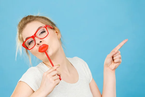 Loco Mujer Casual Estilo Nerd Gafas Sosteniendo Labios Rojos Falsos — Foto de Stock