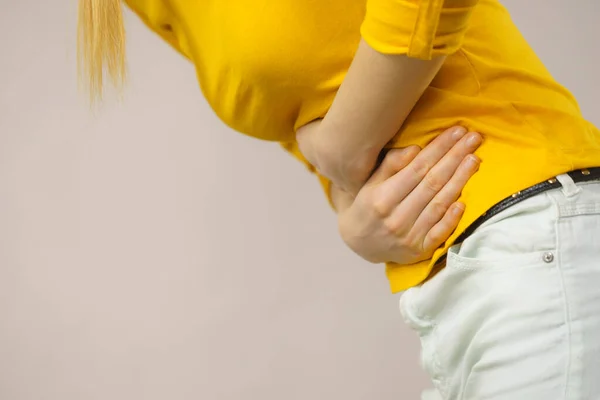 医療コンセプト 消化不良や月経 若い認識できない女性の強い胃から苦しみ痛み灰色で腹部の痛み — ストック写真