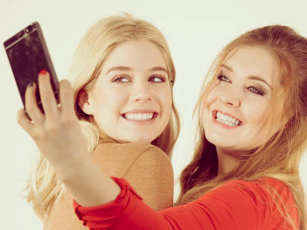 Dos Mujeres Alegres Tomando Foto Selfie Usando Smartphone Mujeres Divirtiéndose —  Fotos de Stock