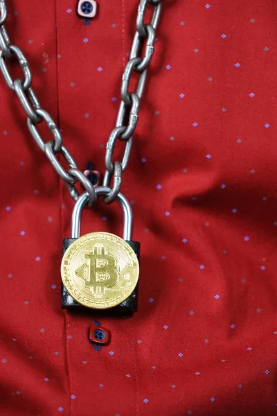 Necklace Made Chain Bitcoin Cryptocurrency Symbol Red Shirt Background — Stock Photo, Image