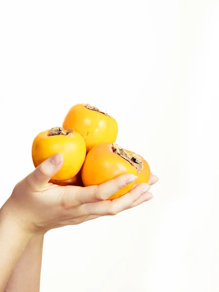 Kobiece Ręki Trzymającej Persimmon Owoce Kaki Biały Zdrowe Odżywianie Pomoc — Zdjęcie stockowe