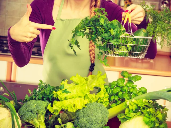 Kjøper Sunt Kosthold Konsept Kvinne Kjøkkenet Har Mange Grønne Grønnsaker – stockfoto