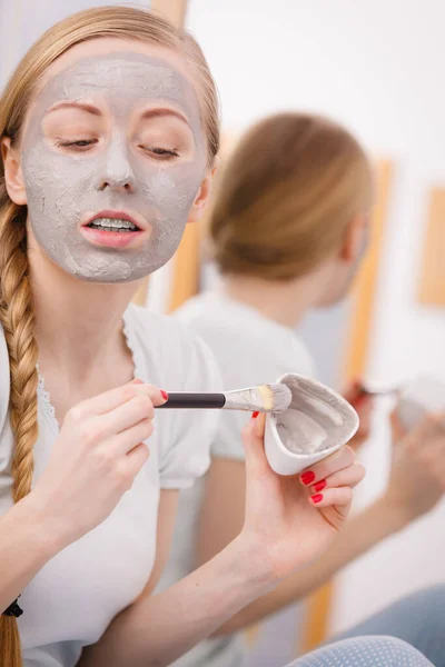 Cuidado Piel Mujer Rubia Baño Con Máscara Barro Gris Cara — Foto de Stock