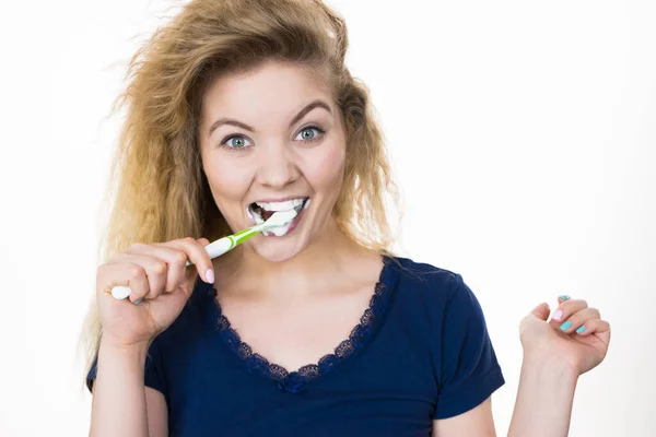 Frau Beim Zähneputzen Positives Mädchen Mit Zahnbürste Mundhygiene Studioaufnahme Auf — Stockfoto