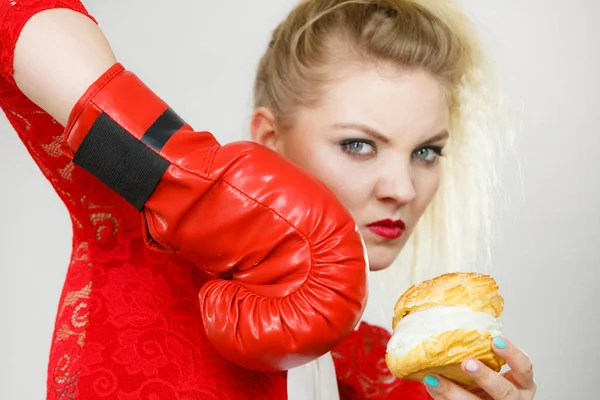 Žena Bojuje Její Špatné Návyky Dietě Samice Nosí Boxerské Rukavice — Stock fotografie