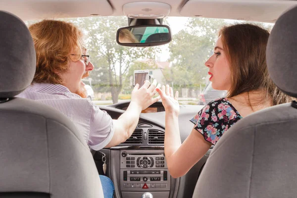 Erkek Kadın Komik Çift Arabada Tartışıyor Ilişki Sorunları Yaşıyorlar Birbirlerine — Stok fotoğraf