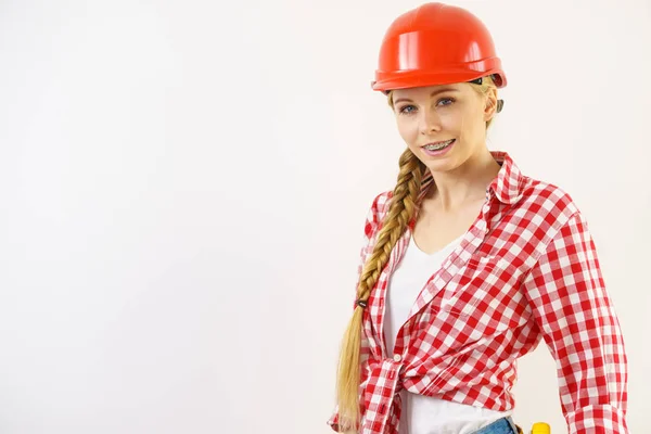 Счастливая Женщина Шлеме Проверенная Рубашка Позитивно Относится Строительным Работам — стоковое фото