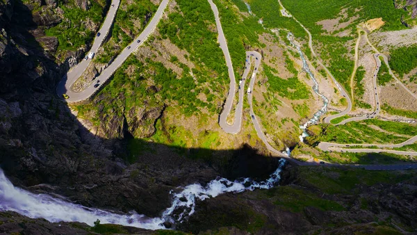 Trolls Path Trollstigen Tortuosa Strada Panoramica Montagna Con Molte Auto — Foto Stock