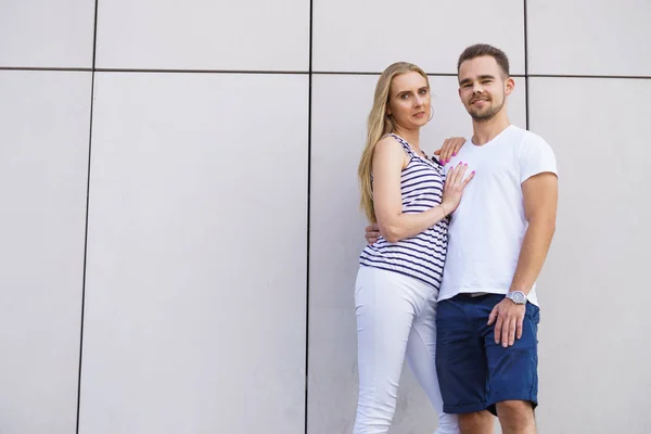 Datum Und Liebeskonzept Blonde Junge Frau Mit Ihrem Freund Draußen — Stockfoto