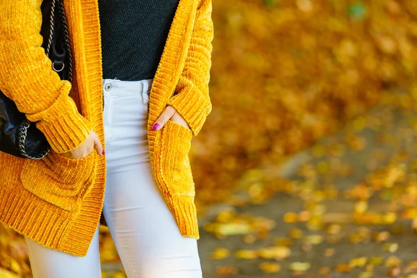 Mujer Irreconocible Con Suéter Cárdigan Largo Naranja Cálido Moda Otoñal —  Fotos de Stock