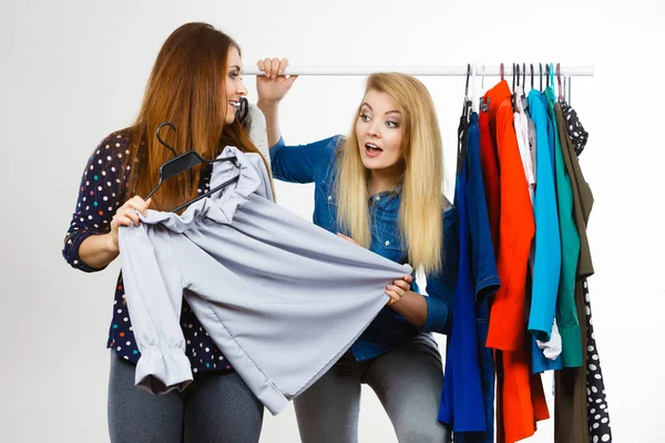Jeunes Femmes Heureuses Pendant Les Courses Cueillette Vêtements Pour Une — Photo