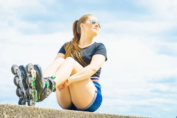 Jonge Vrouw Met Rolschaatsen Buiten Modieus Fit Meisje Heeft Plezier — Stockfoto