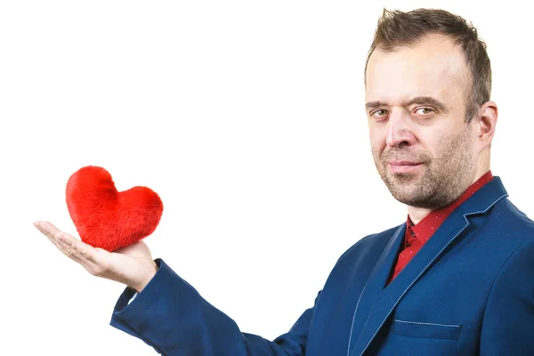 Eleganter Geschäftsmann Formellen Anzug Mit Liebessymbol Rotem Herzkissen Studioaufnahme Auf — Stockfoto