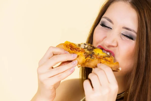 Jovem Mulher Comendo Fatia Pizza Fresca Quente Deliciosa Refeição Fast — Fotografia de Stock