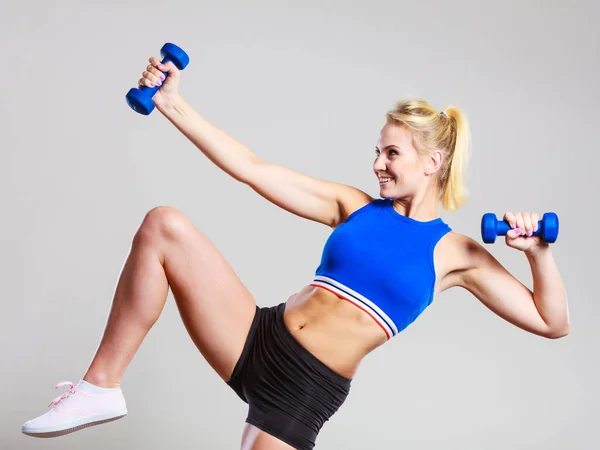 Mulher Desportiva Levantando Pesos Halteres Leves Fit Menina Exercitando Músculos — Fotografia de Stock