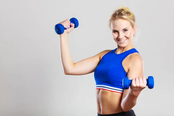 Sportig Kvinna Lyfter Lätta Hantlar Vikter Passform Flicka Tränar Bygga — Stockfoto