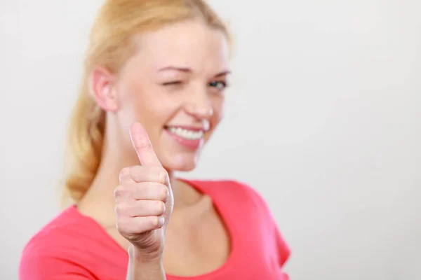 Good Fine Gesture Success Concept Winking Blonde Woman Showing Thumb — Stock Photo, Image