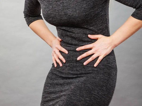 痛经和月经痉挛问题概念 女人有胃痉挛感觉很不舒服 — 图库照片