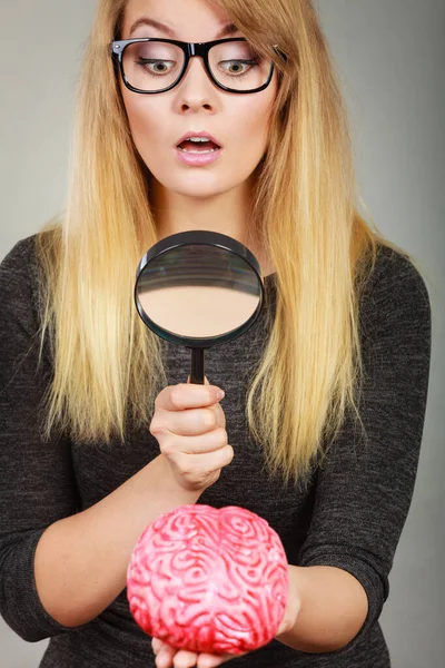 Mujer Rubia Sosteniendo Lupa Investigando Algo Mirando Cerca Cerebro Falso — Foto de Stock