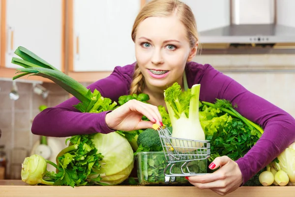 Acheter Régime Alimentaire Sain Concept Femme Dans Cuisine Ayant Beaucoup — Photo