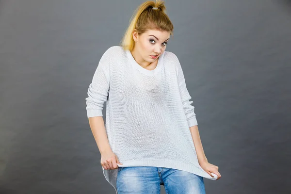 Mujer Vistiendo Jersey Demasiado Grande Encajando Después Perder Peso Fondo — Foto de Stock