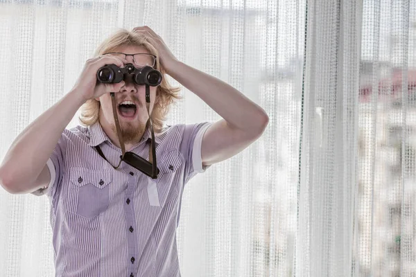 Junger Erwachsener Mann Spioniert Nachbarn Mit Fernglas Aus — Stockfoto