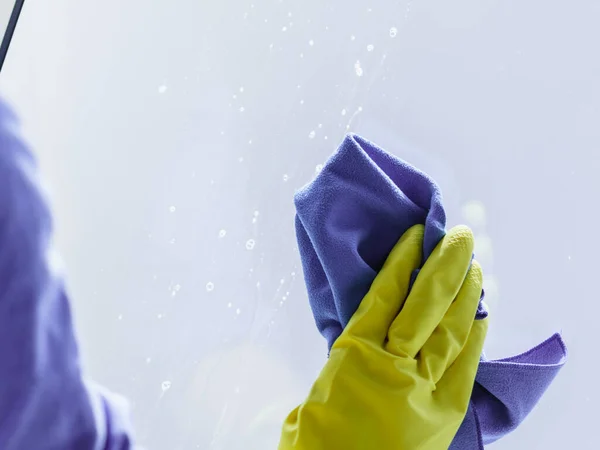 Persona Que Usa Detergente Limpieza Tela Para Limpiar Vidrio Ventana —  Fotos de Stock