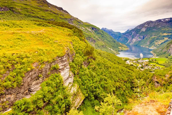 Fiordo Geirangerfjord Con Traghetto Vista Dal Punto Vista Flydasjuvet Norvegia — Foto Stock