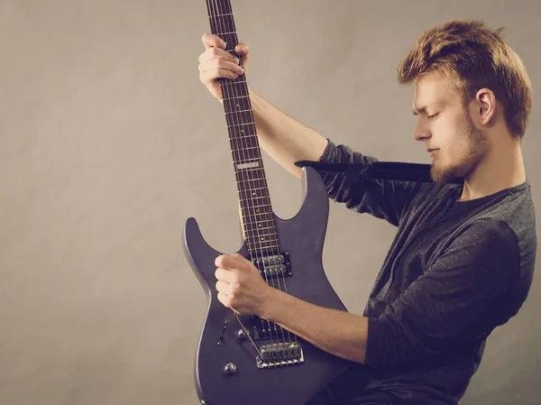 Homme Passionné Par Son Passe Temps Musical Jouant Guitare Électrique — Photo