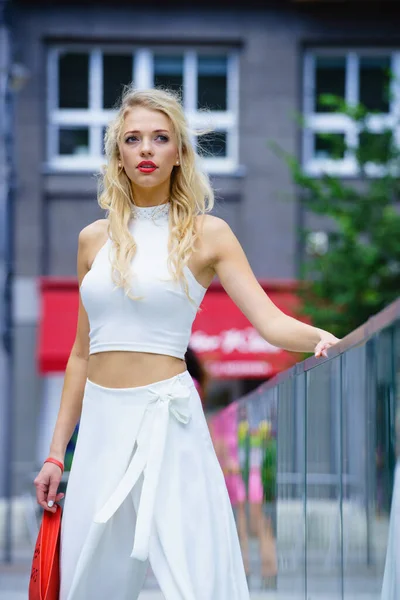 Elegante Modieuze Vrouw Presenteert Trendy Stedelijke Outfit Witte Boven Onderbroeken — Stockfoto