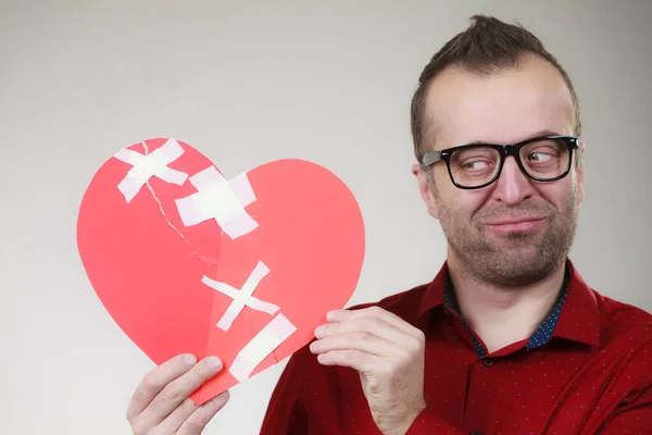 Κακές Σχέσεις Χωρισμός Αντίληψη Συναισθημάτων Αστείος Ενήλικος Άντρας Ραγισμένη Καρδιά — Φωτογραφία Αρχείου